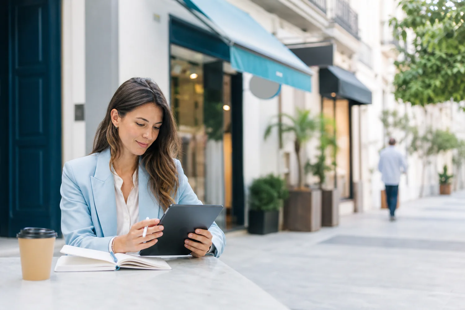 Comercial revisando oportunidades locales en una tablet junto a comercios